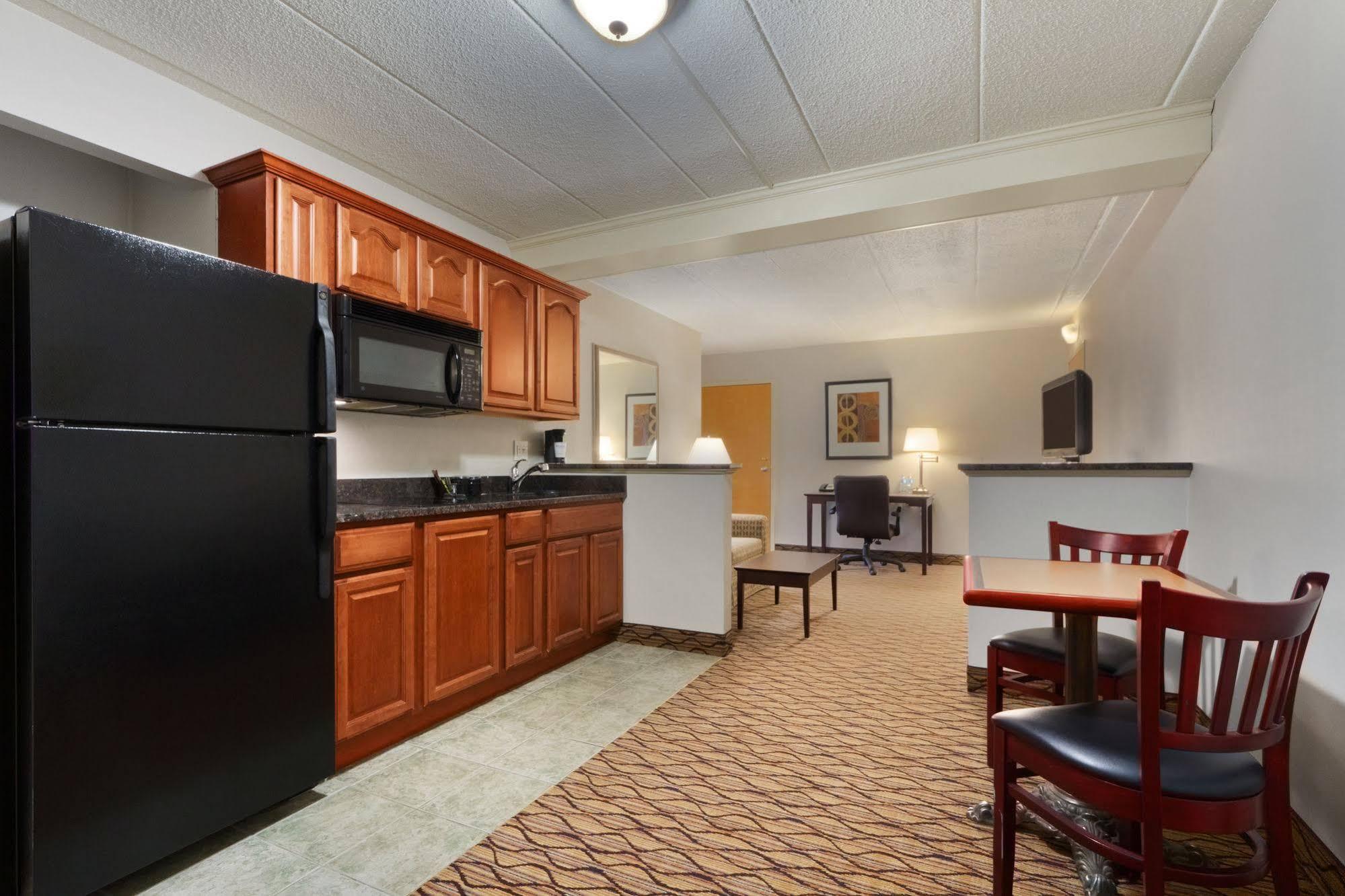 Comfort Inn & Suites Glen Mills - West Chester Экстерьер фото