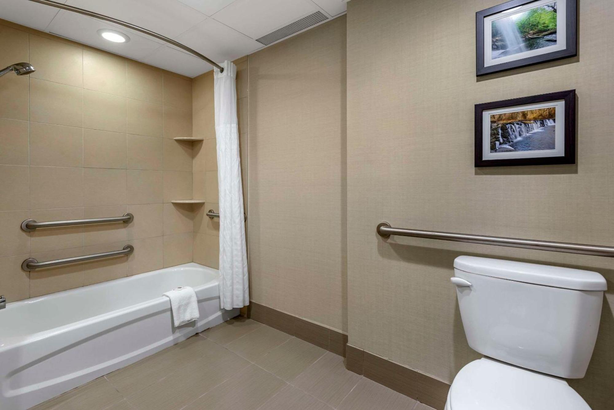 Comfort Inn & Suites Glen Mills - West Chester Экстерьер фото